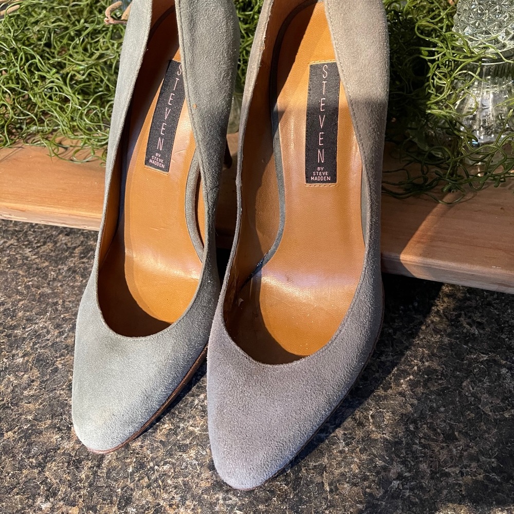 SALE!   Steven by Steve Madden grey pumps